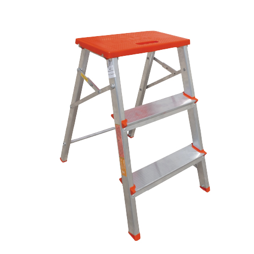 Banqueta escalera de aluminio de 3 escalones. Altura: 64 cm.